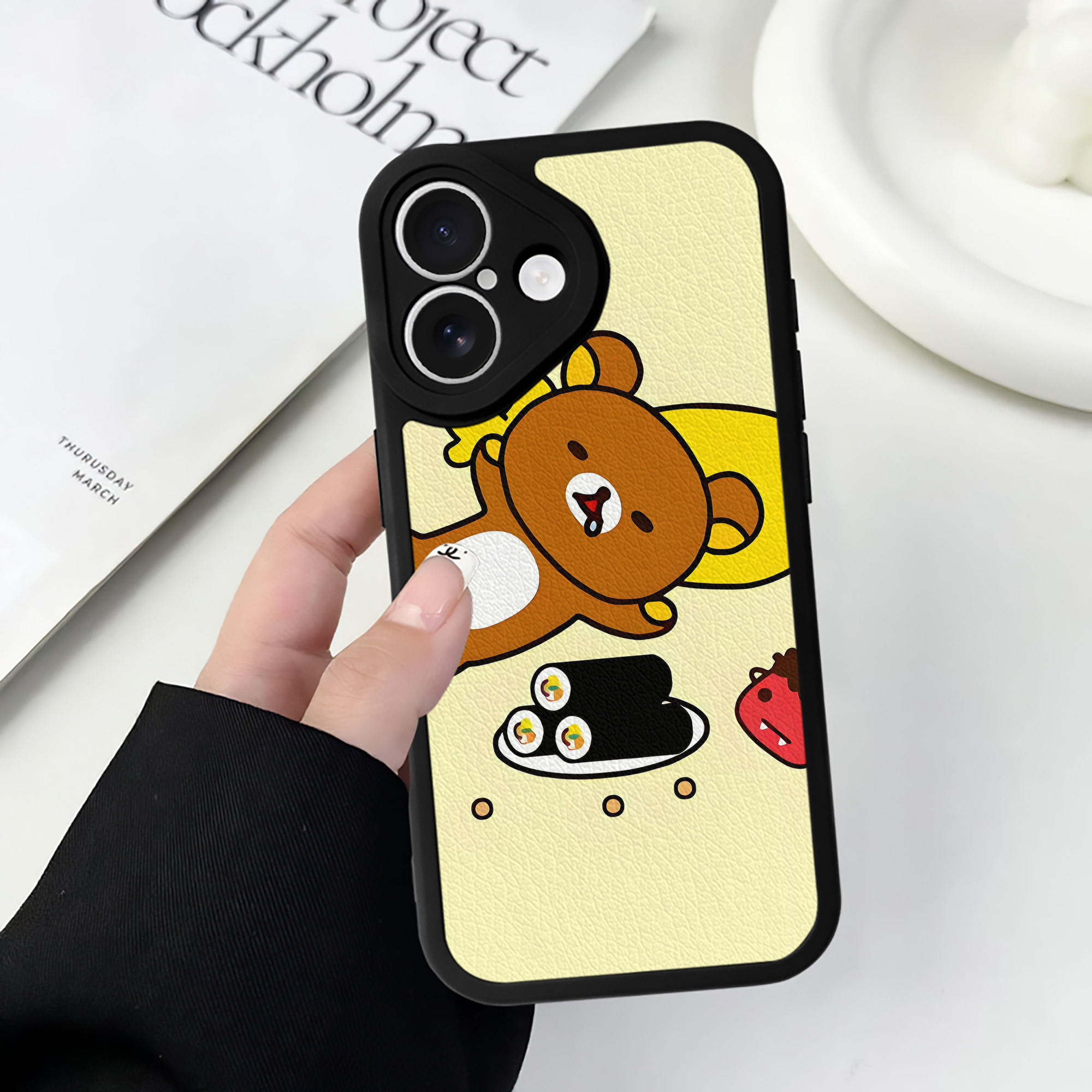 （画像用） リラックマ リラックマ キイロイトリ Rilakkuma Korilakkuma Kiiroitori 【iPhone 16シリーズ対応】シリコンスマホケース（レザー調） 材質：シリコン